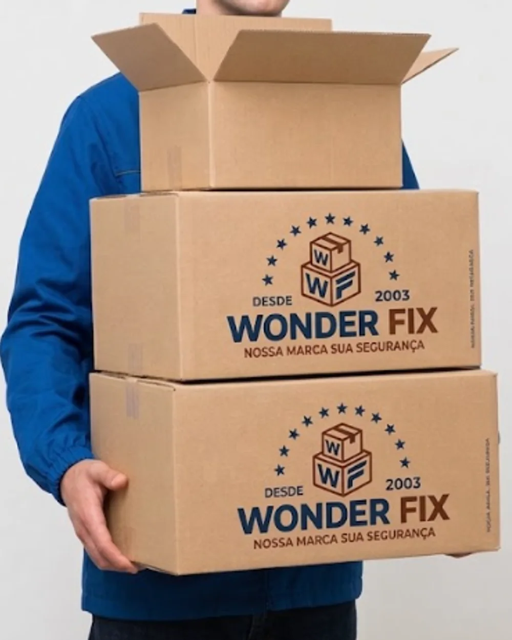 Funcionário carregando caixas de papelão kraft com a marca Wonder Fix impressa em azul